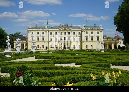 Branicki Palast in Bialystok, Polen. Der Palastkomplex mit Gärten, Pavillons, Skulpturen, Nebengebäuden nach französischen Vorbildern. Stockfoto