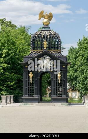 Ein historischer Pavillon mit Skulpturen geschmückt, Gold Griffin Skulptur auf dem Dach in den Gärten des Branicki Palace, Architektur des Barocks. Stockfoto