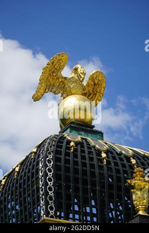 Detail eines historischen Pavillons mit goldener Griffin-Skulptur auf dem Dach in den Gärten des Branicki-Palastes, Architektur barocker Herrenhäuser Stockfoto