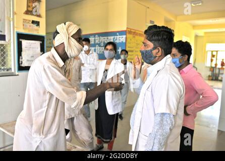 Beawar, Rajasthan, Indien, 9. Juni 2021: Dorfbewohner protestieren gegen Gesundheitshelfer nach einer Impfung wegen mangelnden COVID-19-Impfstoffs in einem Impfzentrum im Dorf Liri in der Nähe von Beawar. Rajasthan schafft einen großen Rekord am Mittwoch durch die Impfung von 433538 Menschen an einem einzigen Tag, einschließlich 417868 erste Dosis und 15670 zweite Dosis. Die höchste Impfung von 49805 Personen fand im Bezirk Ajmer statt. Kredit: Sumit-Samarwat/Alamy Live Nachrichten Stockfoto