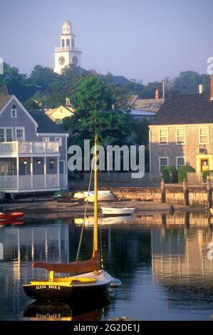 Die Boote vertäuten im Hafen von Nantucket mit Stadt und Kirche im Hintergrund, Nantucket Island, Massachusetts, USA Stockfoto