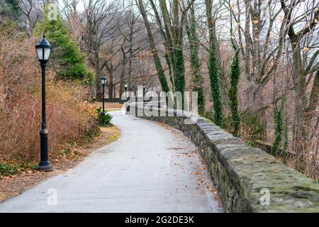Fußweg durch Fort Tryon Park, North Manhattan Island, New York. Stockfoto