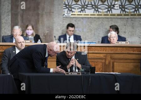 Washington, Usa. Juni 2021. Senator Mark Kelly, D-AZ, spricht mit Senator Mike Rounds, R-SD, während einer Anhörung des Armed Services Committee des Senats im US-Kapitol in Washington DC am Donnerstag, dem 10. Juni 2021. Der Ausschuss hörte Aussagen zur „Haushaltslage des Verteidigungsministeriums bei der Überprüfung des Antrags auf Genehmigung der Verteidigung für das Geschäftsjahr 2022“. Foto von Sarah Silbiger/UPI Credit: UPI/Alamy Live News Stockfoto