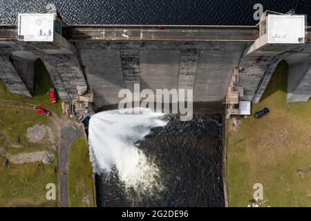 Luftaufnahme von der Drohne des Lubreoch-Staudamms und des Kraftwerks am loch Lyon in Glen Lyon, Perthshire, Schottland, Großbritannien Stockfoto