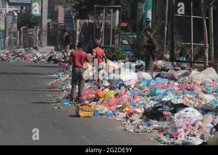 Taiz / Jemen - 16. Dezember 2017: Müllverbrennung in den Straßen von Taiz, die von Al-huthi-Milizen belagert werden Stockfoto