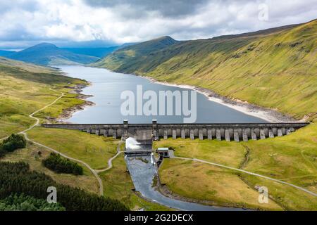 Luftaufnahme von der Drohne des Lubreoch-Staudamms und des Kraftwerks am loch Lyon in Glen Lyon, Perthshire, Schottland, Großbritannien Stockfoto