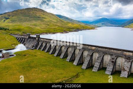 Luftaufnahme von der Drohne des Lubreoch-Staudamms und des Kraftwerks am loch Lyon in Glen Lyon, Perthshire, Schottland, Großbritannien Stockfoto