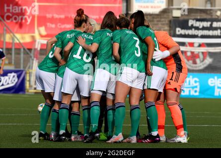 Nordirland-Spieler duscheln sich vor dem Internationalen Freundschaftsspiel im Seaview Stadium, Belfast. Bilddatum: Donnerstag, 10. Juni 2021. Stockfoto