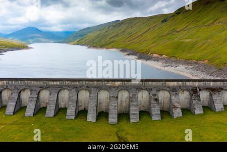 Luftaufnahme von der Drohne des Lubreoch-Staudamms und des Kraftwerks am loch Lyon in Glen Lyon, Perthshire, Schottland, Großbritannien Stockfoto