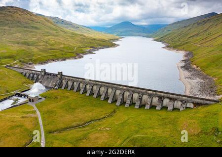 Luftaufnahme von der Drohne des Lubreoch-Staudamms und des Kraftwerks am loch Lyon in Glen Lyon, Perthshire, Schottland, Großbritannien Stockfoto