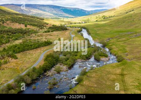 Luftaufnahme der Drohne von Landschaft und Fluss Lyon in Glen Lyon, Perthshire, Schottland, Großbritannien Stockfoto