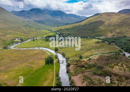 Luftaufnahme von Landschafts- und Flussdrohnen in Glen Lyon in der Nähe von Gallin, Perthshire, Schottland, Großbritannien Stockfoto