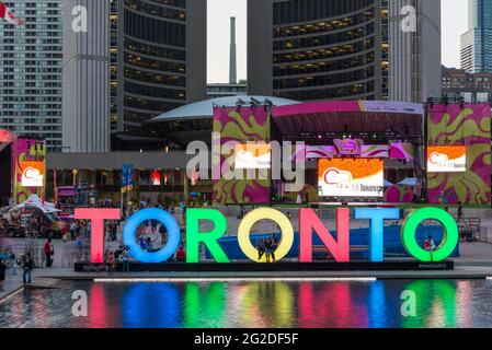 Die neue Toronto anmelden Nathan Phillips Square feiert die PanAm Games, das Neue Rathaus befindet sich auf der Rückseite. Eine Bühne haben, hielt eine cons montiert wurde Stockfoto