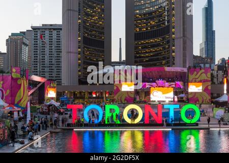 Die neue Toronto anmelden Nathan Phillips Square feiert die PanAm Games, das Neue Rathaus befindet sich auf der Rückseite. Eine Bühne haben, hielt eine cons montiert wurde Stockfoto