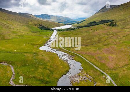 Luftaufnahme der Drohne von Landschaft und Fluss Lyon in Glen Lyon, Perthshire, Schottland, Großbritannien Stockfoto