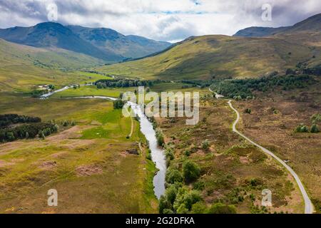 Luftaufnahme der Drohne von Landschaft und Fluss Lyon in Glen Lyon, Perthshire, Schottland, Großbritannien Stockfoto