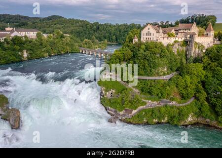 Luftaufnahme der Rheinfälle und des Schlosses Laufen in Schaffhausen, schweiz Stockfoto