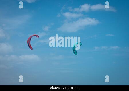 Zwei große Drachen vom Kiteboarding an einem sonnigen Tag in Mayapo Beach Stockfoto