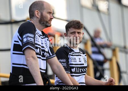 Castleford, Großbritannien. Juni 2021. Hull-Fans kommen am 6/10/2021 in Castleford, Großbritannien, zum Spiel an. (Foto von Mark Cosgrove/News Images/Sipa USA) Quelle: SIPA USA/Alamy Live News Stockfoto