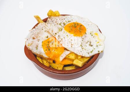 Portion Bratkartoffeln mit Spiegeleiern in einer Tapas-Bar Stockfoto