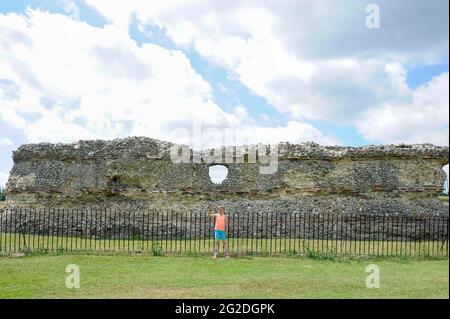 Kind beim Blick auf die römischen Ruinen in St. Albans, England Stockfoto