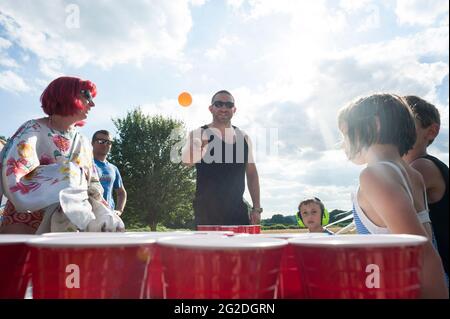 Bierpong spielen auf einem Campingausflug mit Freunden und Familie Stockfoto