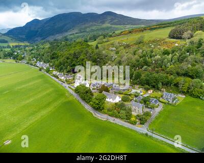 Luftaufnahme des historischen Dorfes Fortingall in Glen Lyon, Perthshire, Schottland, Großbritannien Stockfoto