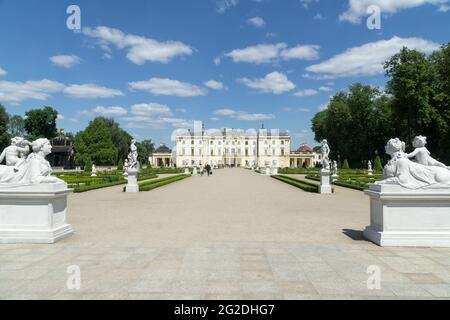 BIALYSTOK, POLEN, 02. Juni 2021: Branicki-Palast in Bialystok, Polen. Der Palastkomplex mit Gärten, Pavillons, Skulpturen. Stockfoto