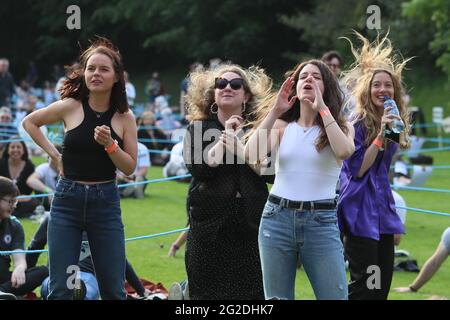 Die Menge während Irlands ersten großen Live-Gig seit der Pandemie, in Iveagh Gardens in Dublin. Bilddatum: Donnerstag, 10. Juni 2021. Stockfoto