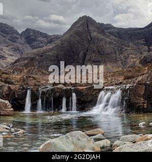 Fairy Pools, Wasserfälle und Sgurr ein Featain in glen Spröde Insel skye schottland Stockfoto