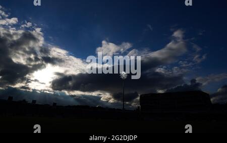 Die Sonne bricht während des Vitality T20-Spiels in Headingley, Leeds, durch die Wolken über der Western Terrace. Bilddatum: Donnerstag, 10. Juni 2021. Stockfoto