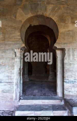 Hufeisenbogen im Kloster Suso, erbaut während der westgotik. Es wurde zum Weltkulturerbe erklärt. San Millan de la Cogolla. Spanien Stockfoto