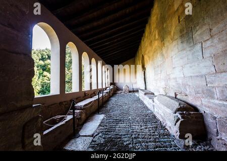 Gräber im Kloster Suso, das während der westgotik mit muslimischen Elementen erbaut wurde. Es ist ein Weltkulturerbe. San Millan de la Cogolla. Spanien Stockfoto