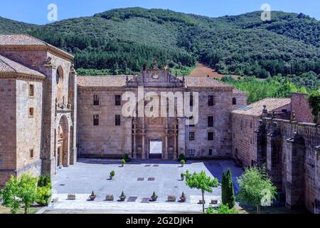 Das Kloster Yuso in San Millan de La Cogolla ist ein Weltkulturerbe. Die ersten Schriften auf Spanisch wurden hier gefunden. Augustiner-Mönche leben hier. Stockfoto