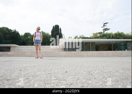 Vor dem berühmten Pavillon von Barcelona steht ein Tourist Stockfoto