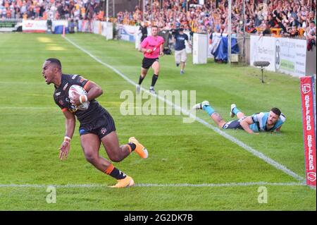 Castleford, Großbritannien. Juni 2021. Jason Qareaqre von Castleford Tigers gibt einen Versuch während der Rugby League Betfred Super League Castleford Tigers gegen Hull FC im Mend-A-Hose Stadium, Castleford, UK Credit: Dean Williams/Alamy Live News Stockfoto