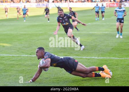 Castleford, Großbritannien. Juni 2021. Jason Qareaqre von Castleford Tigers gibt einen Versuch während der Rugby League Betfred Super League Castleford Tigers gegen Hull FC im Mend-A-Hose Stadium, Castleford, UK Credit: Dean Williams/Alamy Live News Stockfoto