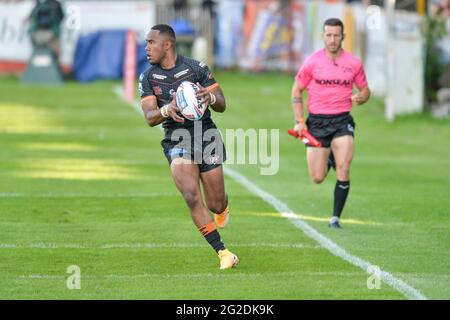 Castleford, Großbritannien. Juni 2021. Jason Qareaqre von Castleford Tigers gibt einen Versuch während der Rugby League Betfred Super League Castleford Tigers gegen Hull FC im Mend-A-Hose Stadium, Castleford, UK Credit: Dean Williams/Alamy Live News Stockfoto