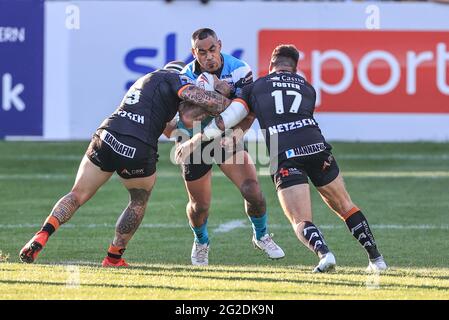 Castleford, Großbritannien. Juni 2021. Mahe Fonua (5) vom Hull FC wird am 6/10/2021 von George Griffin (15) von Castleford Tigers und Alex Foster (17) von Castleford Tigers in Castleford, Großbritannien, angegangen. (Foto von Mark Cosgrove/News Images/Sipa USA) Quelle: SIPA USA/Alamy Live News Stockfoto