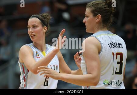 Die belgische Cats Antonia Tonia Delaere und die belgische Cats Kyara Linskens feiern während eines freundlichen Basketballspiels zwischen der belgischen Nationalmannschaft BE Stockfoto