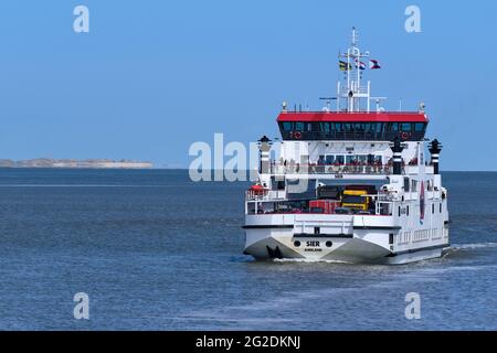 Waddensea, Niederlande-April 26,2021: Autofähre mit Passagieren, die auf dem Wattenmeer von der westfriesischen Insel Ameland nach Holwerd in Friesland fahren Stockfoto