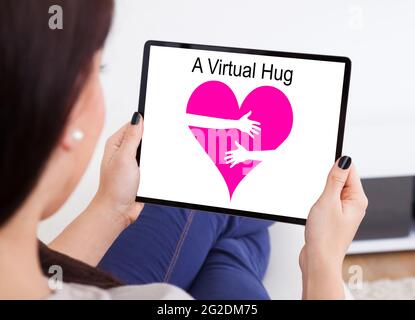 Virtuelle Internet-Hug-Nachricht. Support Und Pflege Stockfoto