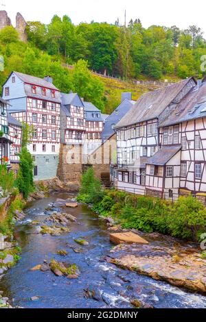 Das Beste des touristischen Dorfes Monschau, in den Hügeln der Nordeifel gelegen, im Naturpark hohes Venn – Eifel im engen Tal der Stockfoto