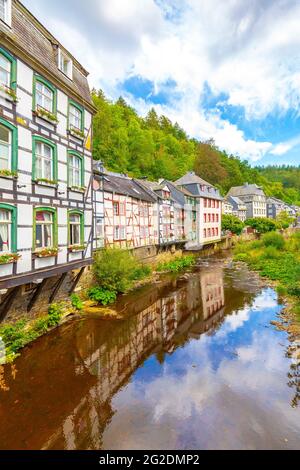 Das Beste des touristischen Dorfes Monschau, in den Hügeln der Nordeifel gelegen, im Naturpark hohes Venn – Eifel im engen Tal der Stockfoto