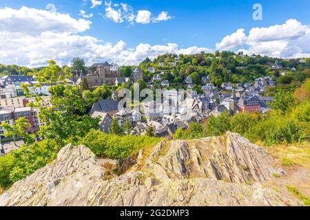 Das Beste des touristischen Dorfes Monschau, in den Hügeln der Nordeifel gelegen, im Naturpark hohes Venn – Eifel im engen Tal der Stockfoto