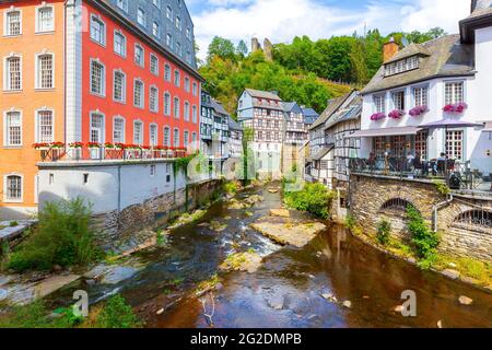 Das Beste des touristischen Dorfes Monschau, in den Hügeln der Nordeifel gelegen, im Naturpark hohes Venn – Eifel im engen Tal der Stockfoto