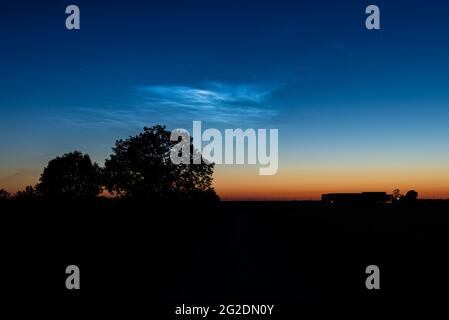 Silbrig blaue nächtliche Wolken (NLC) über der niederländischen Landschaft Stockfoto