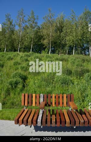 Blick auf den London Blossom Garden im Queen Elizabeth Olympic Park, einem lebendigen Denkmal zur Erinnerung an die gemeinsame Erfahrung der Stadt mit der Coronavirus-Pandemie. Der Garten bietet Londonern einen Ort der Besinnung, an den sie sich an die Menschen erinnern, die ihr Leben verloren haben, und würdigt Londons tapfere Schlüsselarbeiter, die ihr eigenes Leben riskierten, um anderen zu helfen und die Stadt in Bewegung zu halten, London, England, Großbritannien. Stockfoto