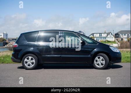 Detailaufnahmen eines schwarzen Ford S Max Familie MPV Autos aus dem Jahr 2007 Stockfoto