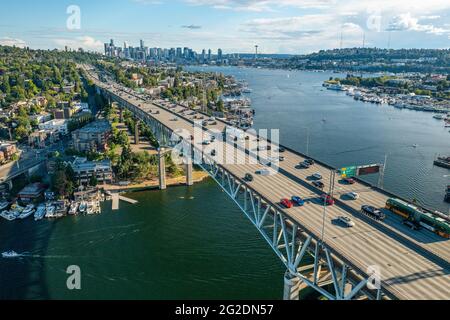 Großer Panoramablick auf Seattle und die I-5 Bridge Lake Union Washington State Stockfoto